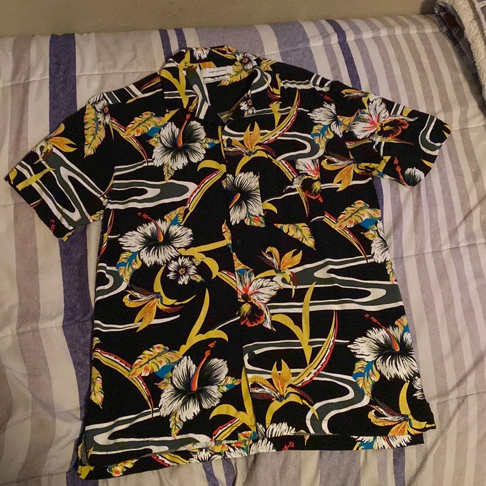 URBAN OUTFITTERS Pattern button up shirt